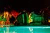 Wasserfall am Pool nachts